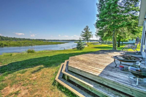 Cozy Lakefront Hale Cabin with Access to Boat Ramp!